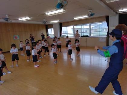 着ぐるみと一緒に体操をしている