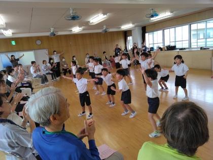 みんなでダンスをしている