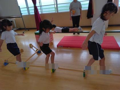 運動棒を渡っている
