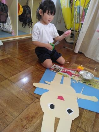 うさぎの壁面制作をつくっている