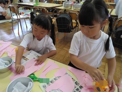 うさぎの顔を切っているところ