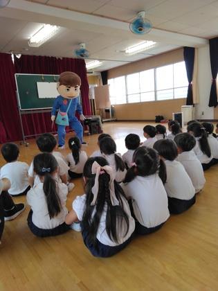 着ぐるみの話を聞いている
