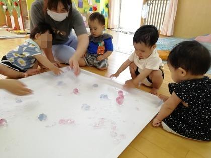 氷で遊ぶ0歳児