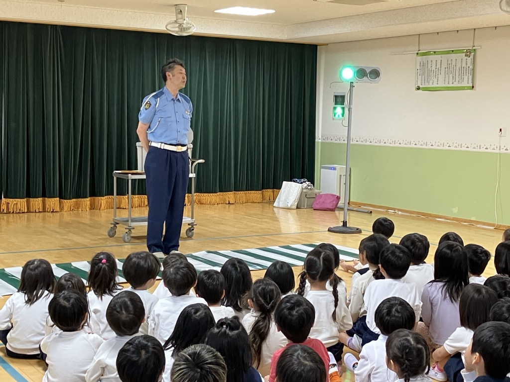 警察官の話を聞く子ども達
