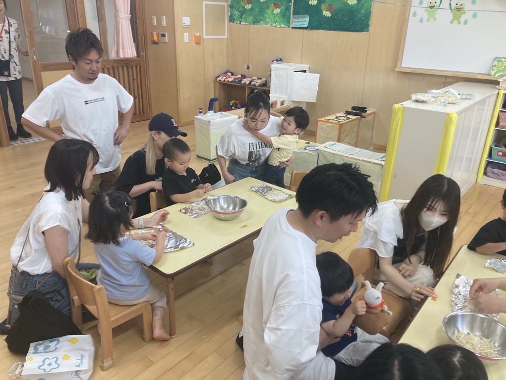 もやしちぎりをする子ども達
