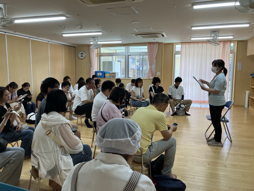 看護師の話を聞く保護者