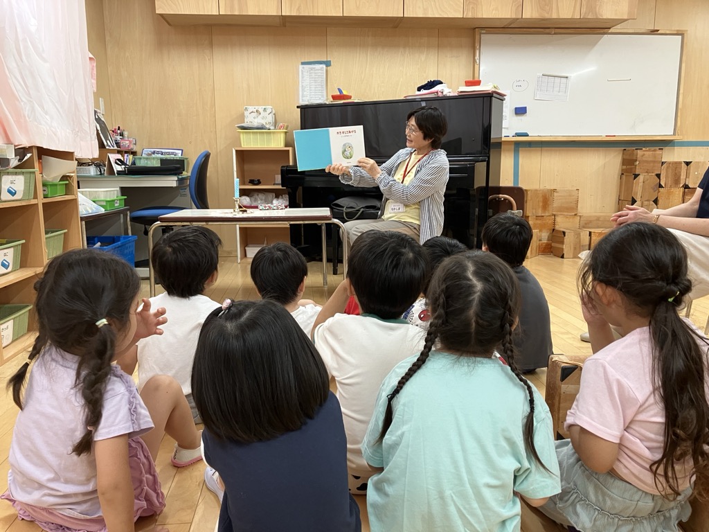 お話を聞く子ども達