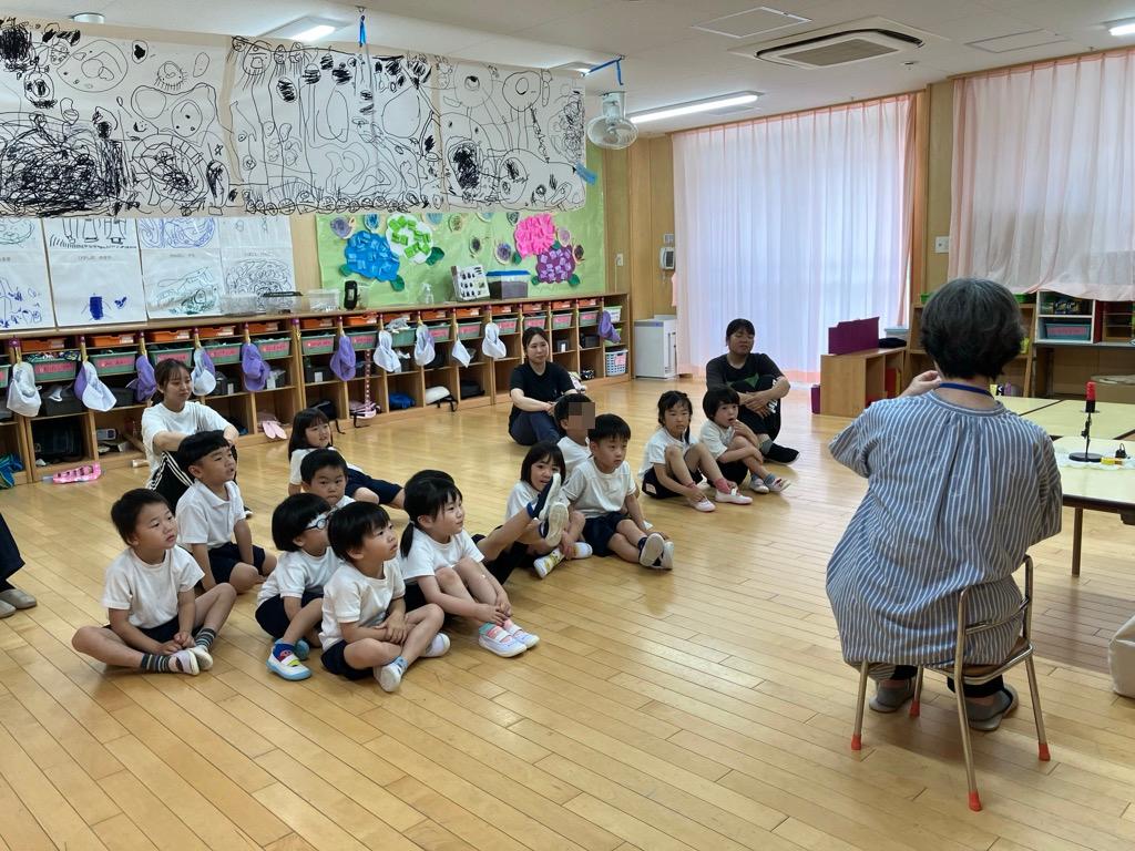 お話を聞く子ども達