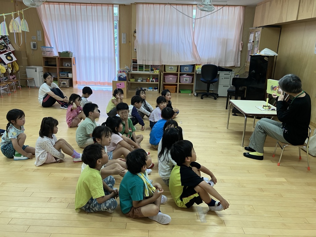 お話を聞く子ども達