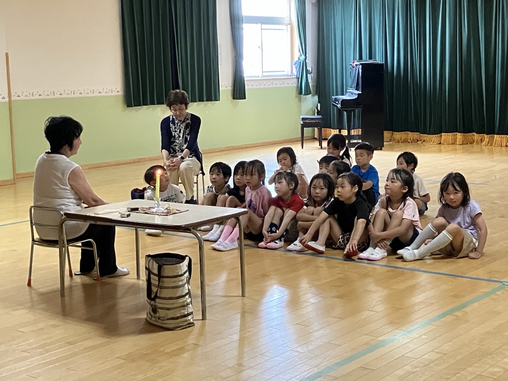 お話を聞く子ども達