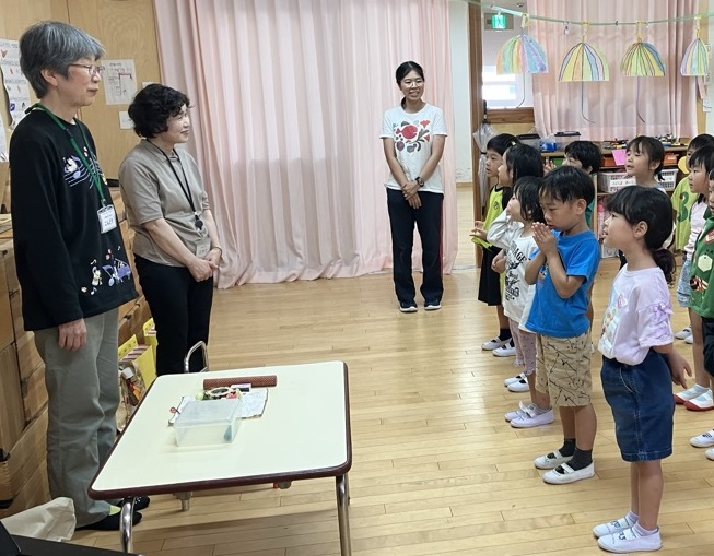 歌を歌う子ども達