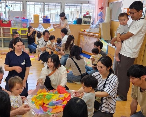 親子で紙ちぎり