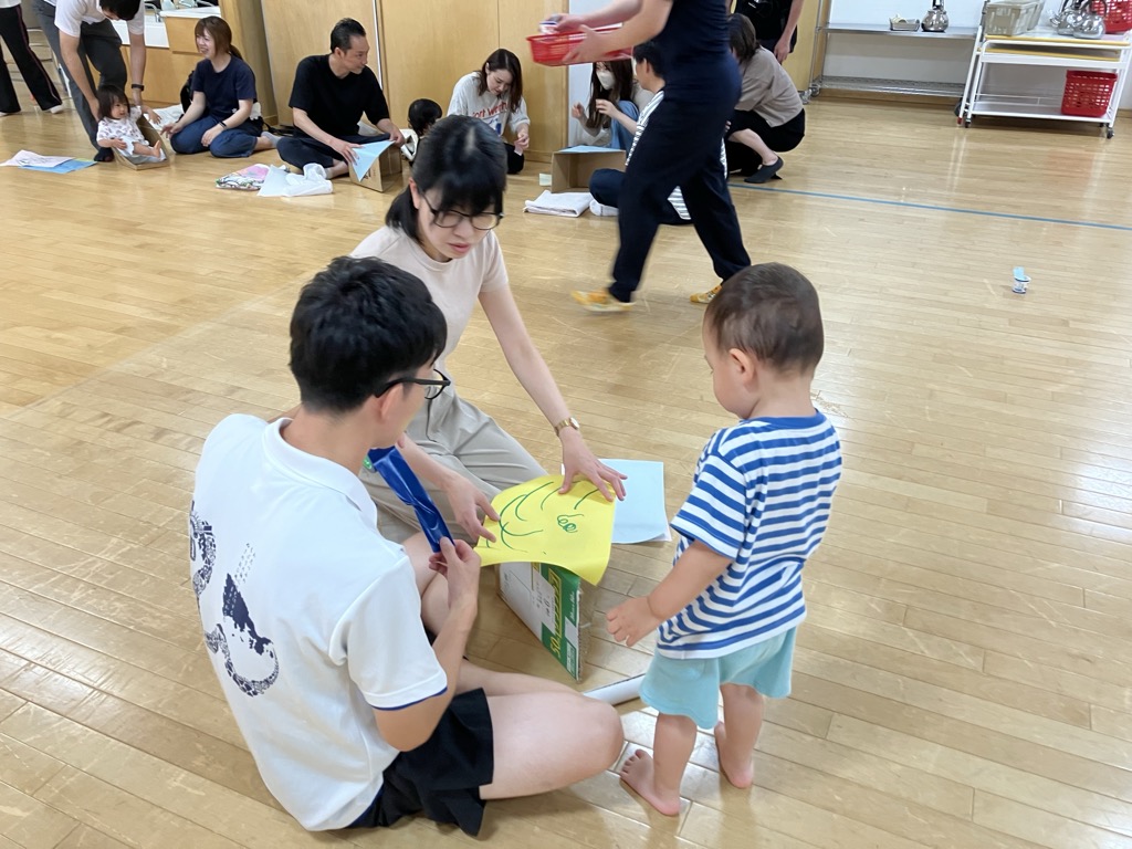 制作をする親子