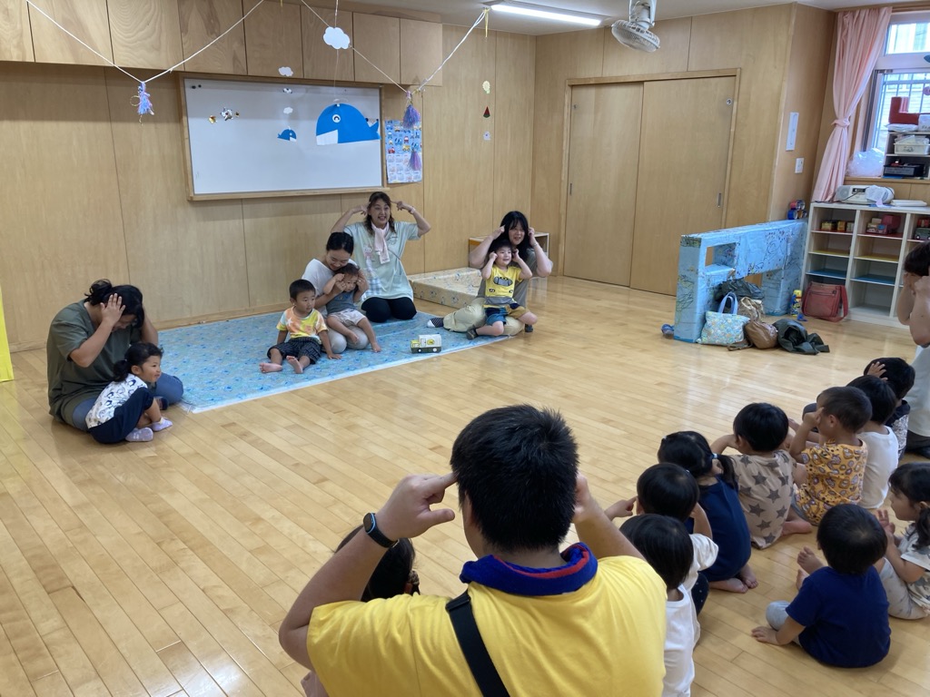 手遊びを見せてくれる2歳児