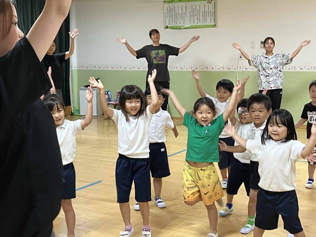 ヒップホップをおどる子ども達