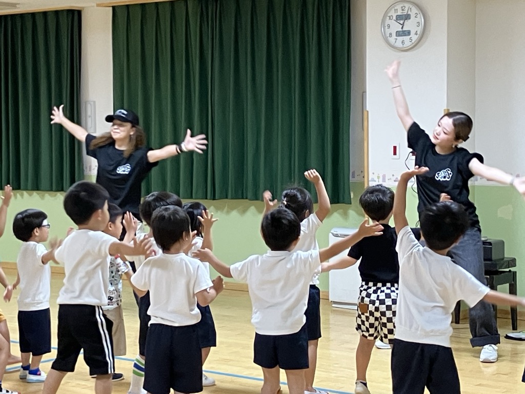 ヒップホップダンスをする子ども達