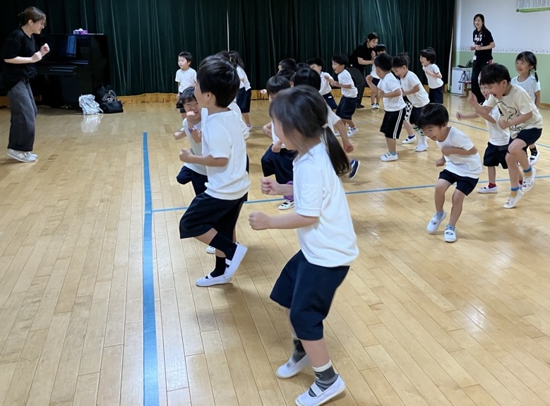ヒップホップをする子ども達