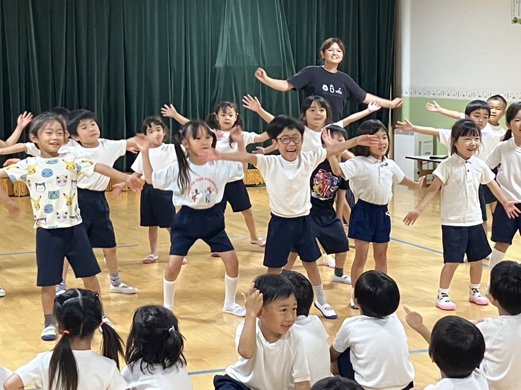 ヒップホップをおどる子ども達