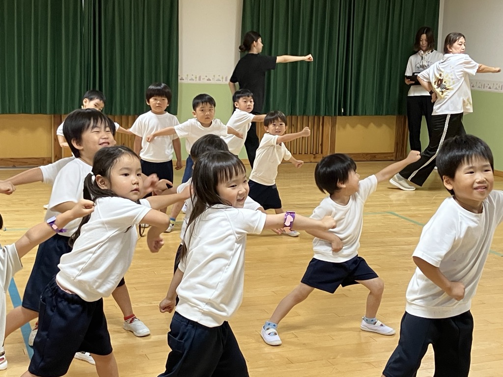ヒップホップをする子ども達