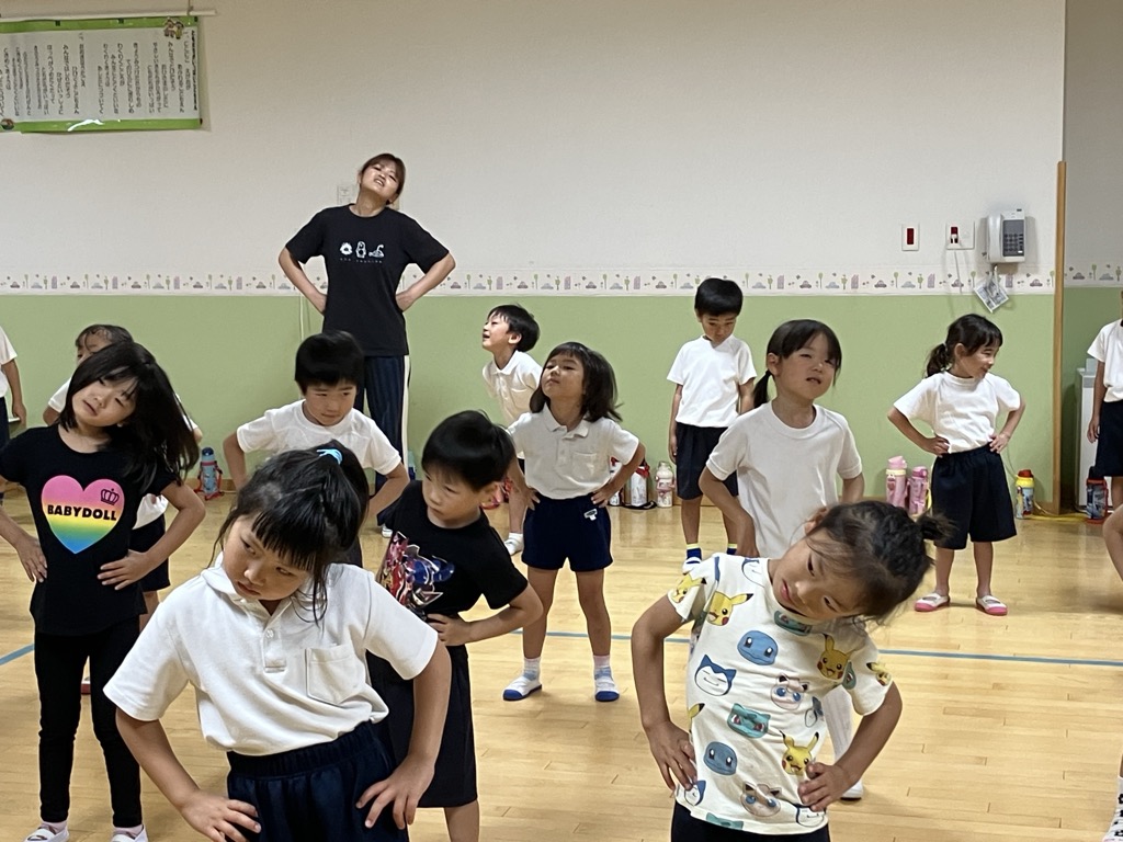 ヒップホップをおどる子ども達
