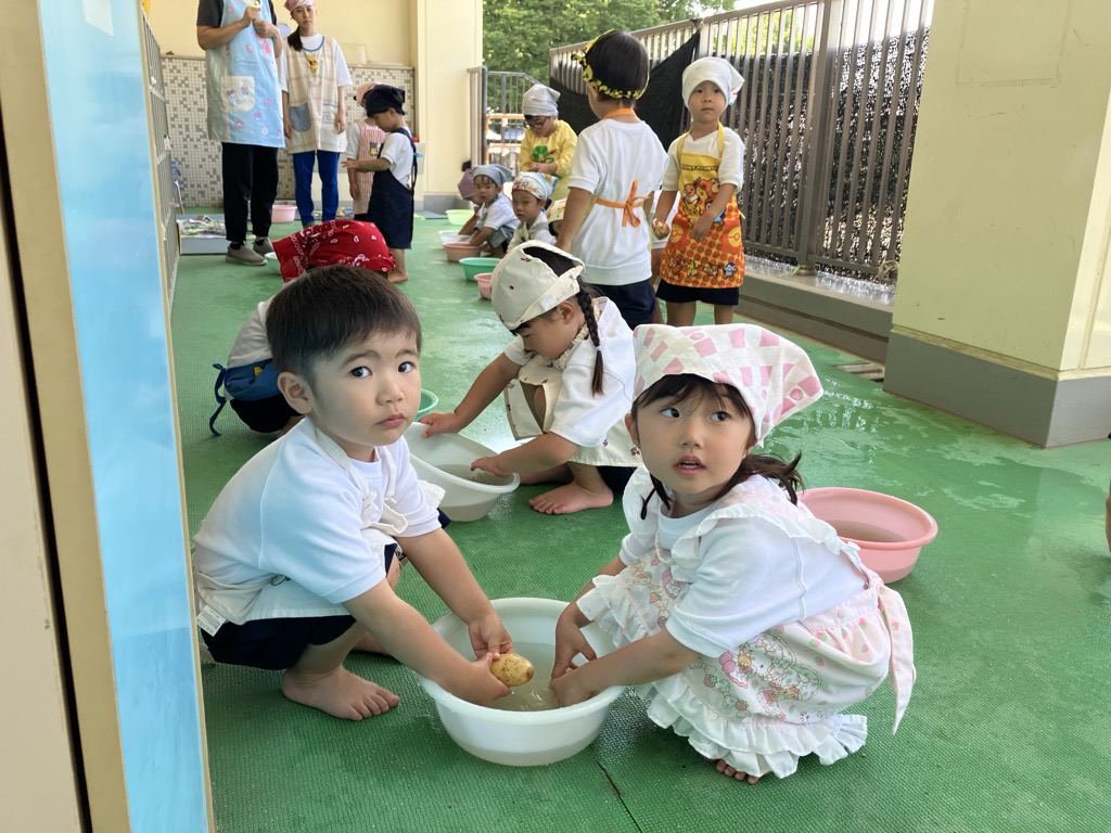 ジャガイモを洗う3歳児