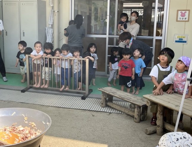 大鍋カレーを見る子たち