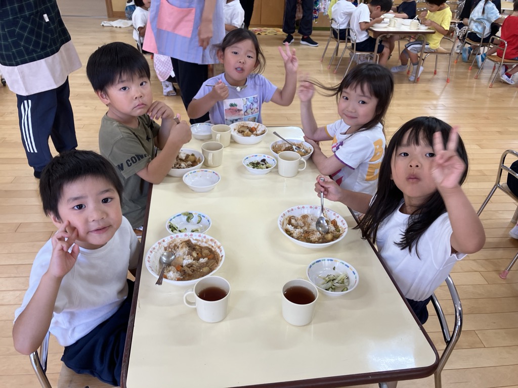 カレーを食べる4,5歳児