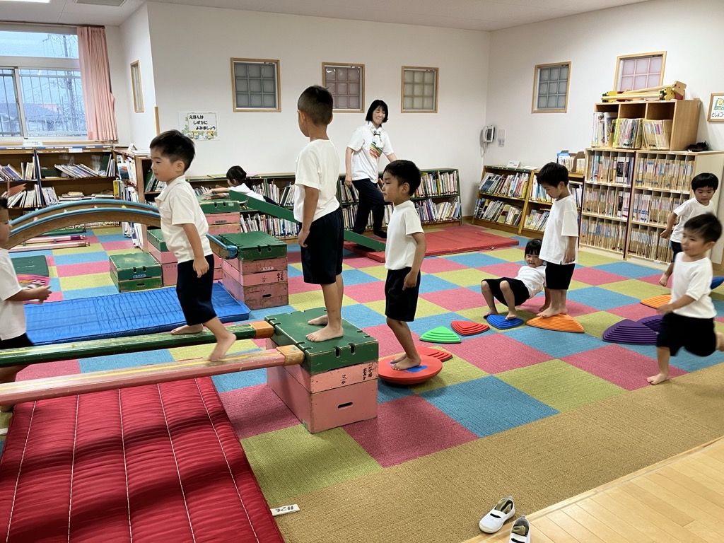 巧技台で遊ぶ子ども達