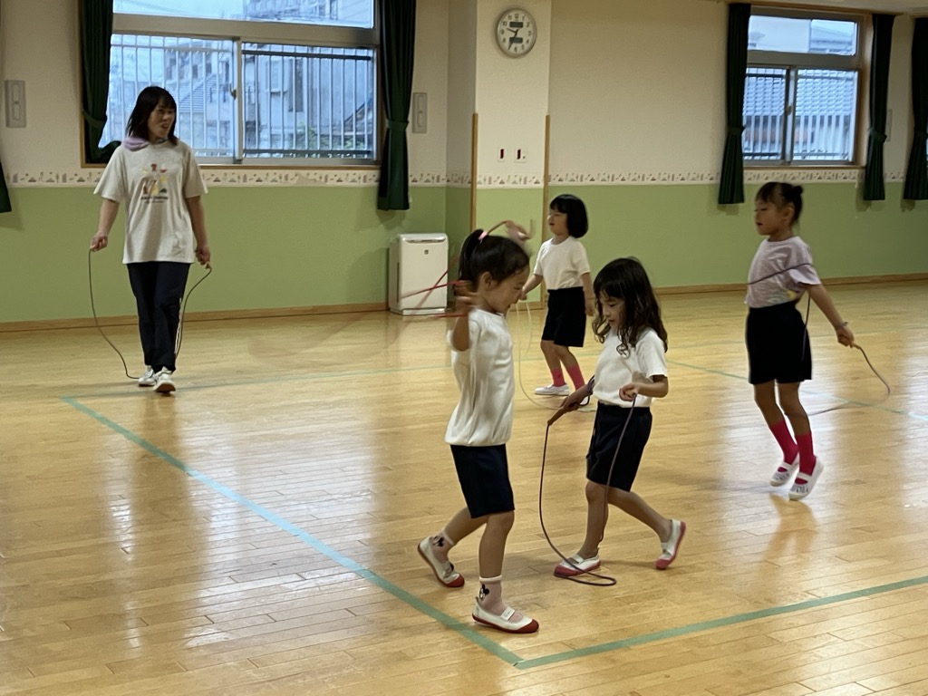 縄跳びをする子ども達