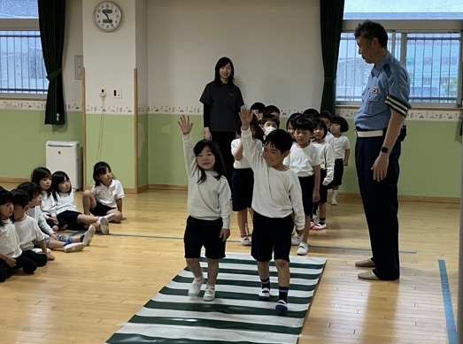 横断歩道を渡る子ども達