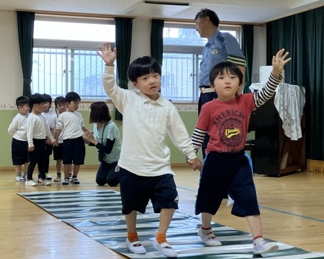 横断歩道を渡る子ども達