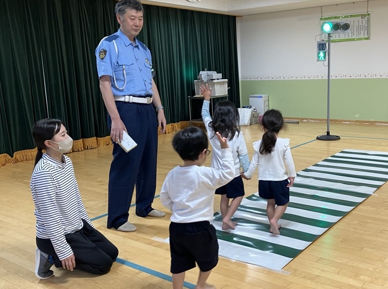 横断歩道を渡る子ども達