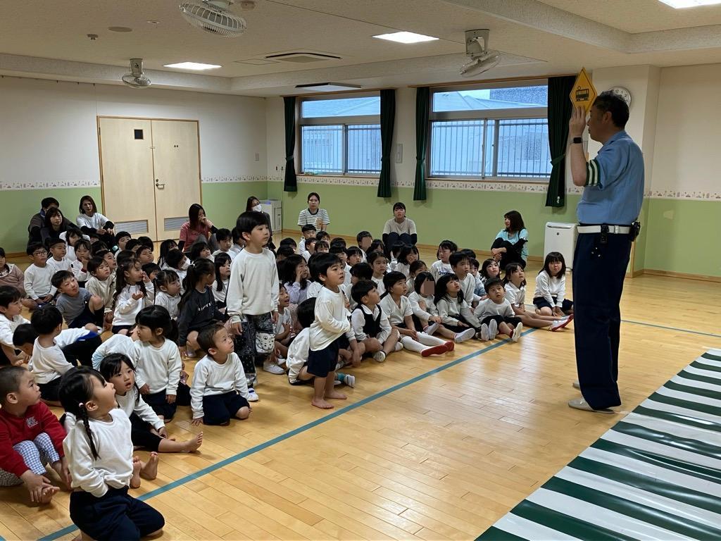 警察官の話を聞く子ども達