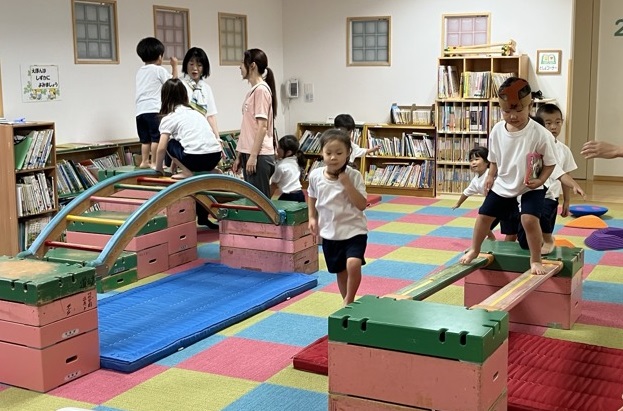 巧技台で遊ぶ子ども達