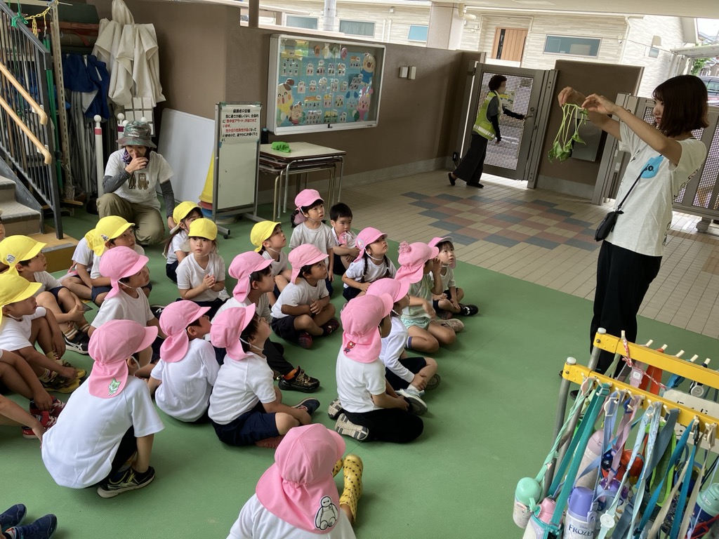 話を聞く子ども達