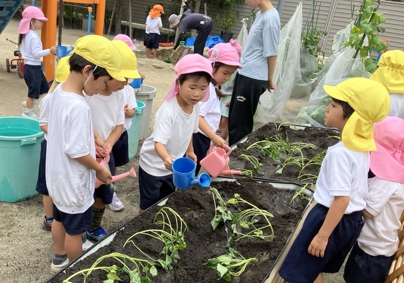 水やりをする子ども達