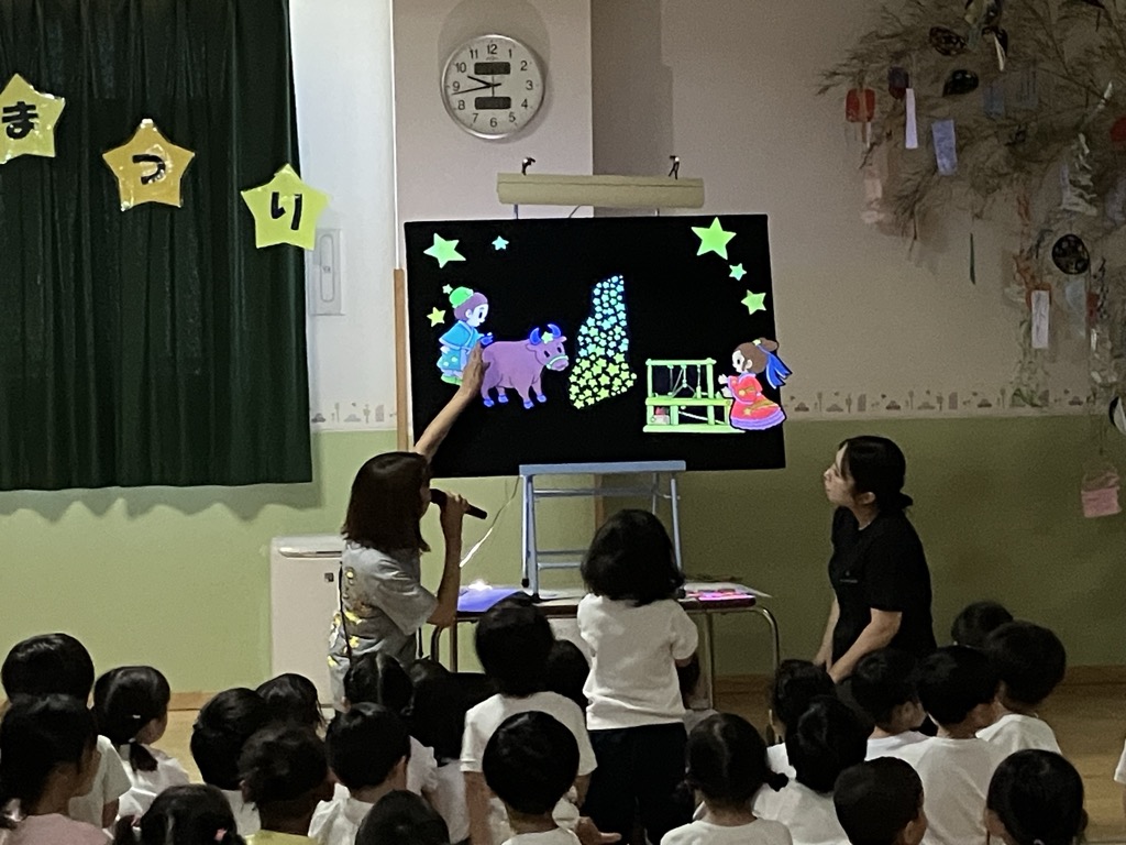 パネルシアターを見る子ども達