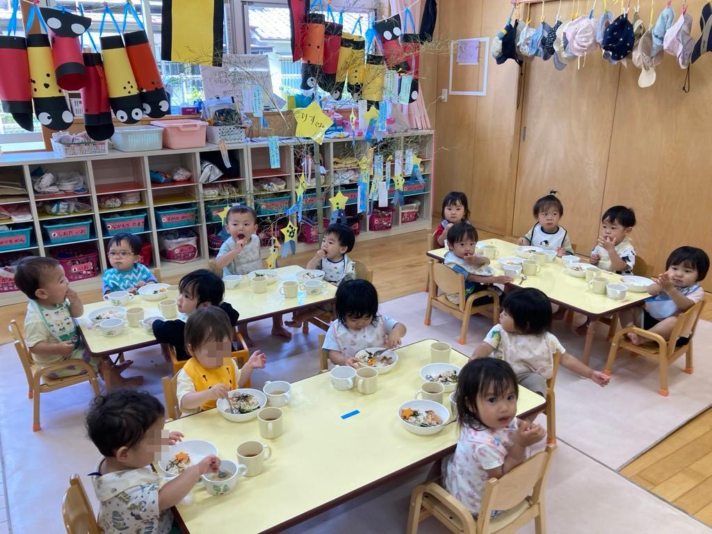 七夕の献立を食べる子ども達