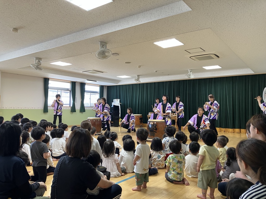 和太鼓の演奏を聞く子ども達