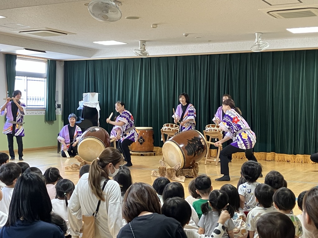 和太鼓を聞く子ども達