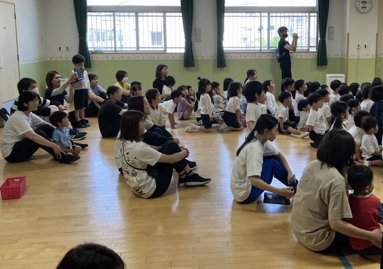 和太鼓を見る子ども達
