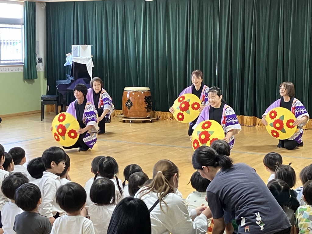 和太鼓を見る子ども達