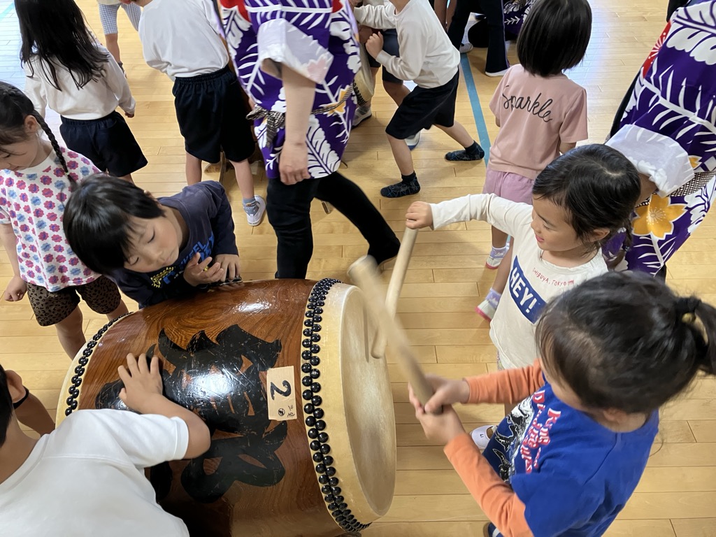 和太鼓を聞く子ども達