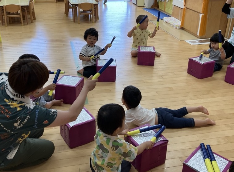 太鼓をたたく真似をする子どもたち