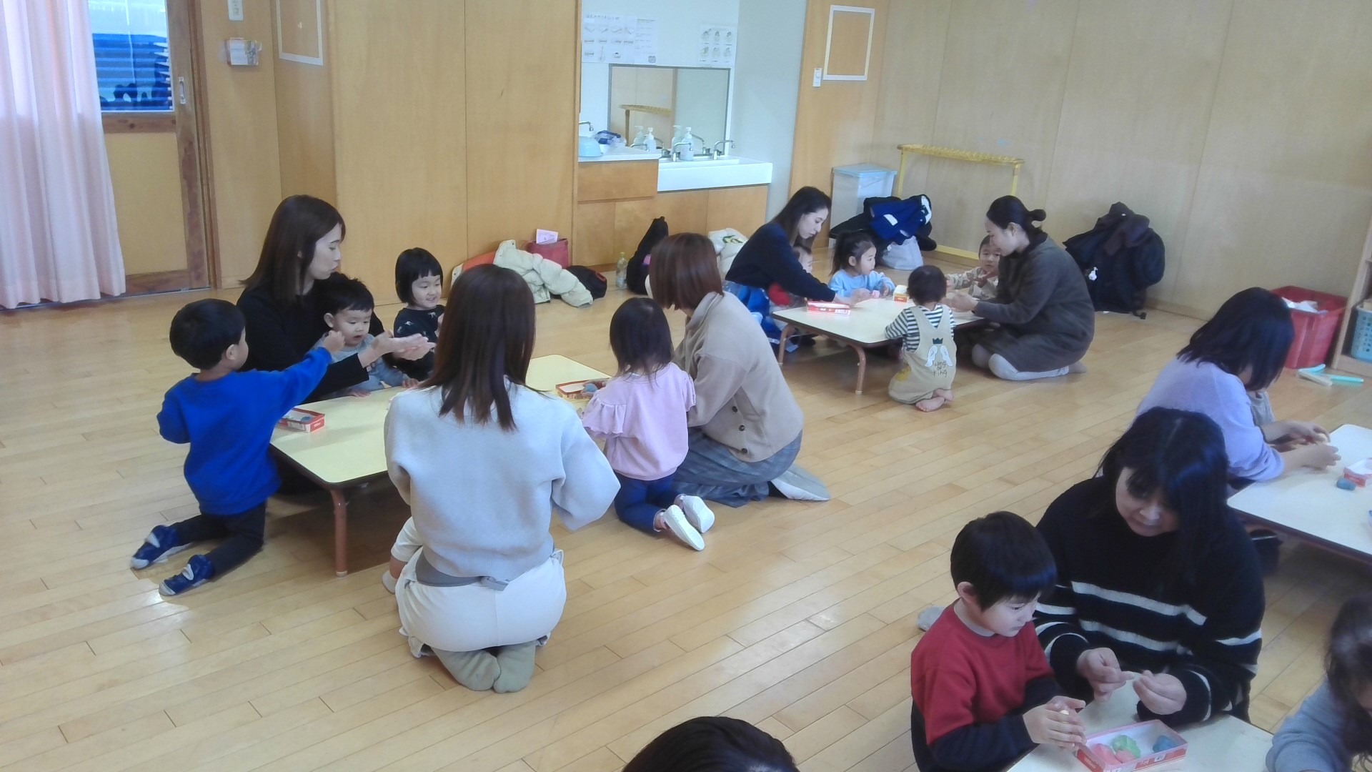 小麦粉粘土で遊ぶ子ども達