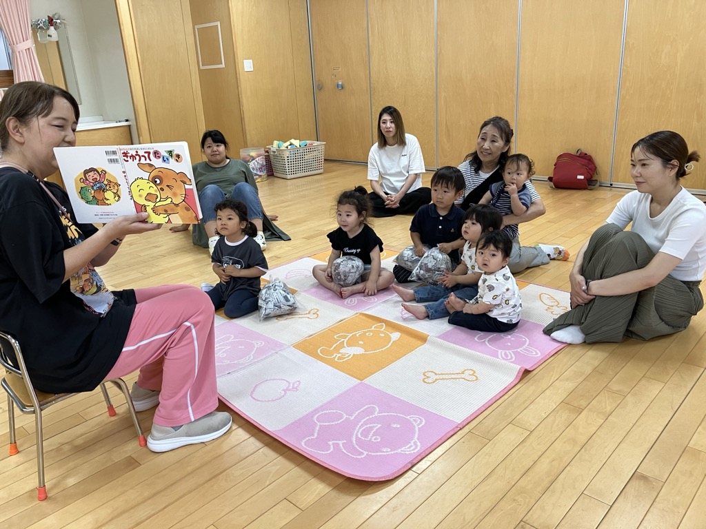 絵本を見る子ども達