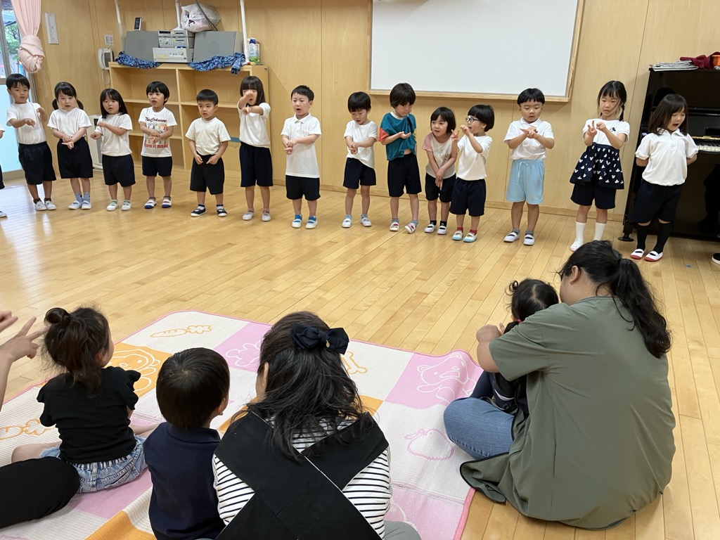 歌を歌う4歳児