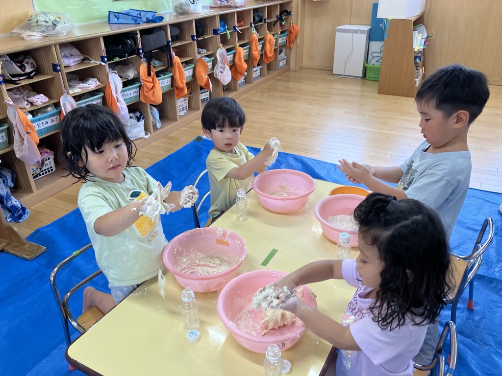 小麦粉粘土で遊ぶ子ども達