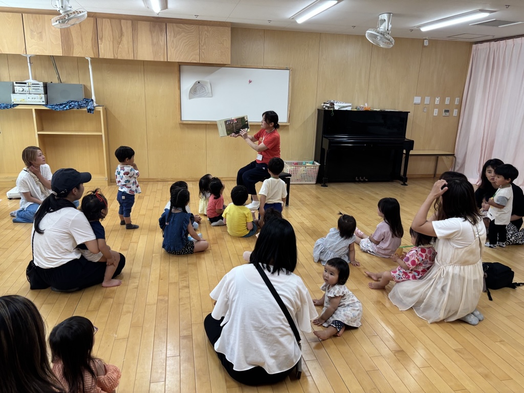 絵本を見る地域の子ども達