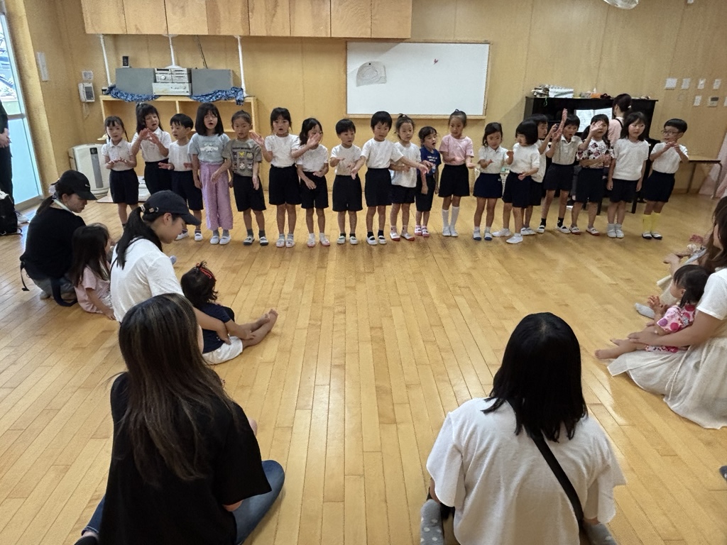 歌を披露する子ども達